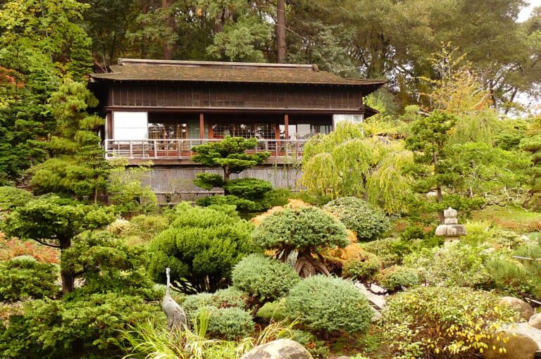 The Upper House (a.k.a. Moonviewing House) sits on the slope of the Moon Viewing Hill as a place of quiet retreat.